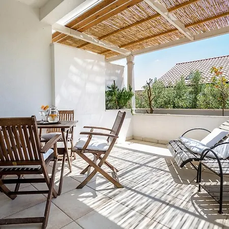 Apartment Zlatni Bol